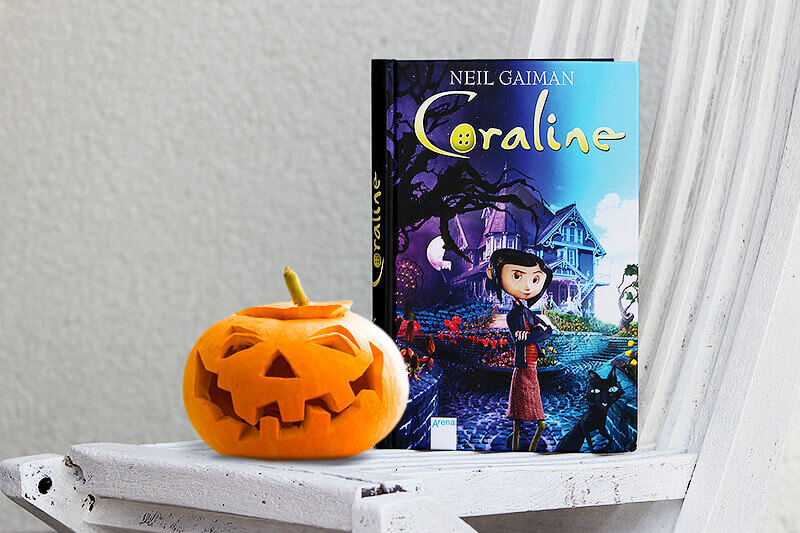 Neil Gaiman Coraline Buch für Halloween